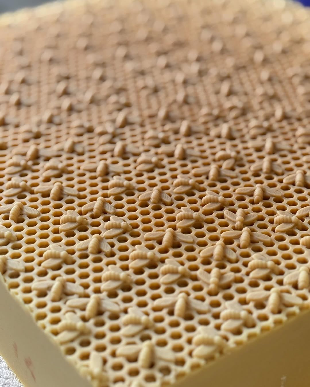 LARGE SILICONE HONEY BEE IMPRESSION MAT/ GRAND TAPIS D'IMPRESSION D'ABEILLE EN SILICONE